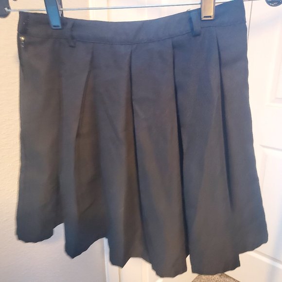 Black O-Ring Chain Pleated Skirt - Picture 4 of 10